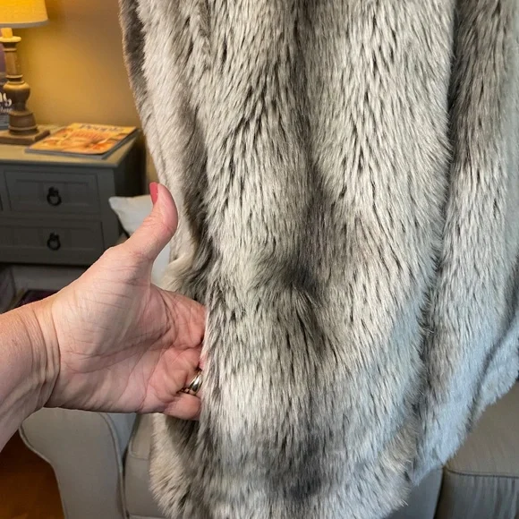 Kristen Blake, Reversible, faux fur vest, sz Med - Picture 6 of 12